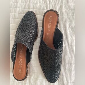 Chelsea & Violet Womens Black Woven Textured Mules Clogs Slip-Ons size 9 1/2